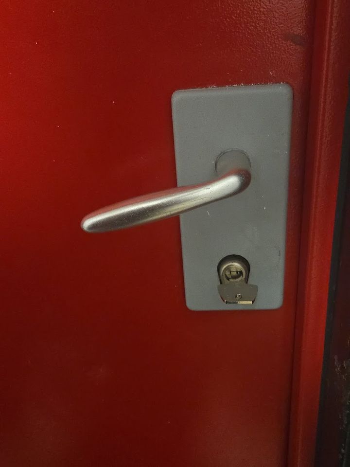 Cylindre et poignée sur une porte d'entrée rouge