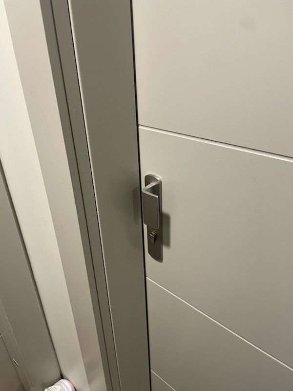 Porte blindée claire avec poignée de sécurité