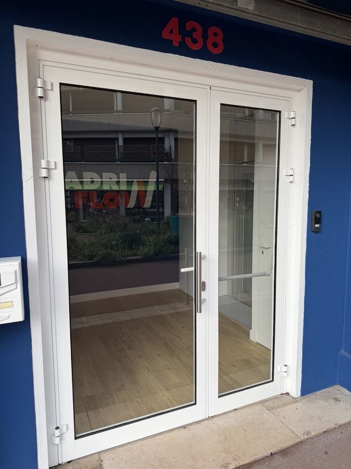 Double porte vitrée en aluminium sécurisée sur une devanture